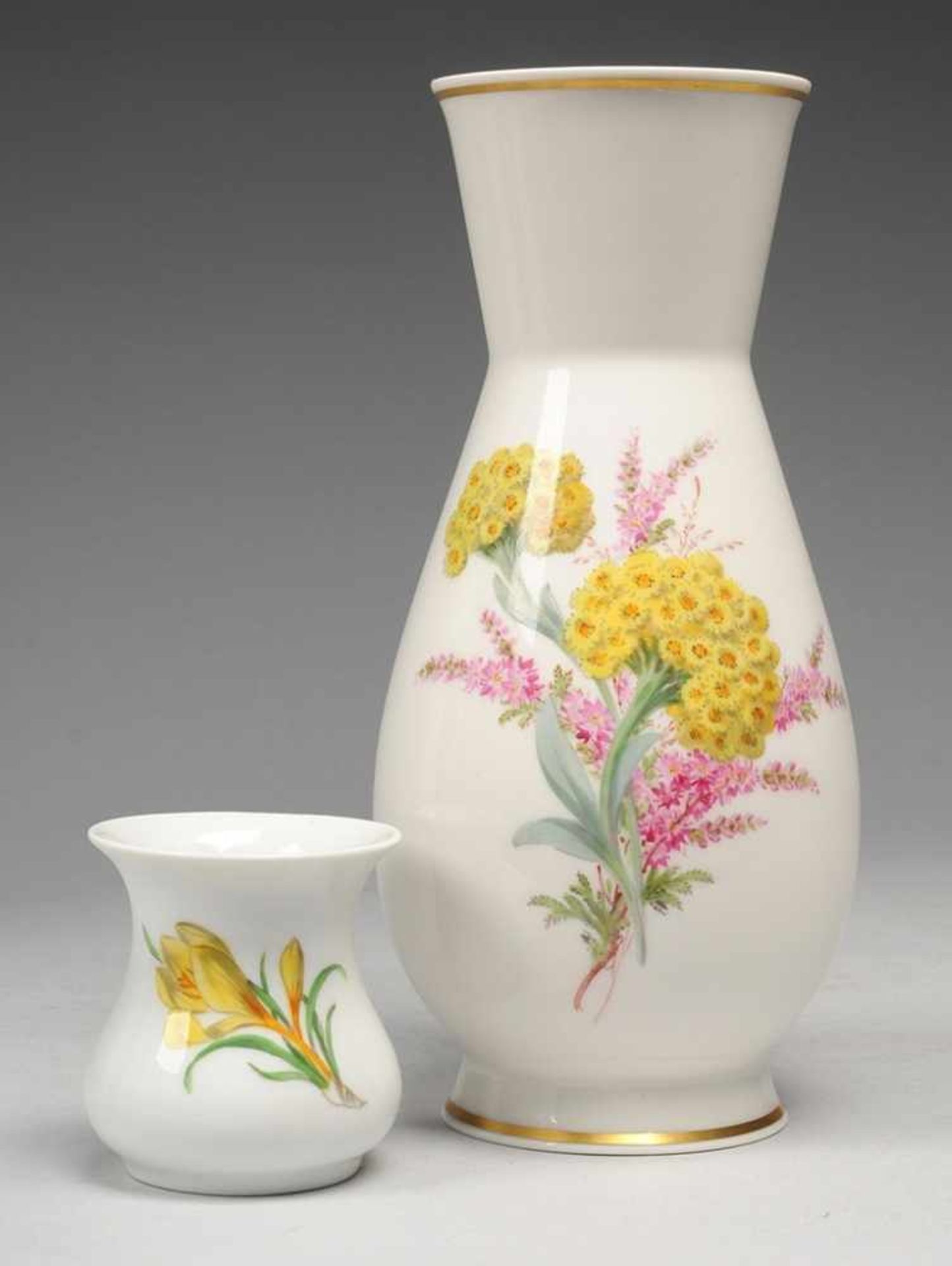 Paar Vasen mit Blumenmalerei Weiß, glasiert. Ovoide Formen mit ausgestellter Mündung. Polychrome