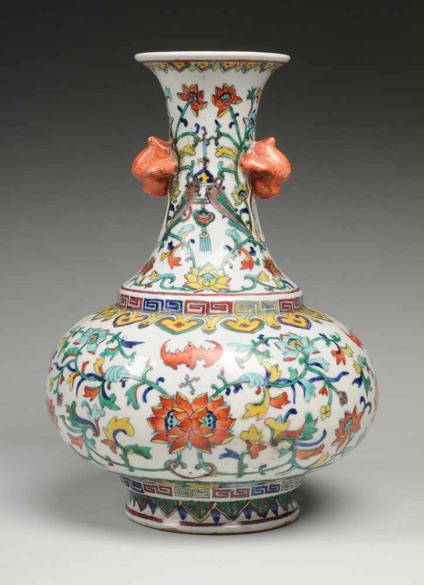 Vase Porzellan. Über gekehlt abgesetztem Standring tiefgedrückt bauchige Form mit hohem konisch