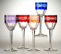 Fünf Jugendstil-Römer Farbloses Glas, part. rot, blau bzw. violett überfangen. Formgeblasen.