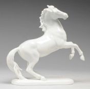 Steigendes Pferd Weiß, glasiert. Auf ovaler länglicher Plinthe stehend. Entw.: Aldo Falchi.