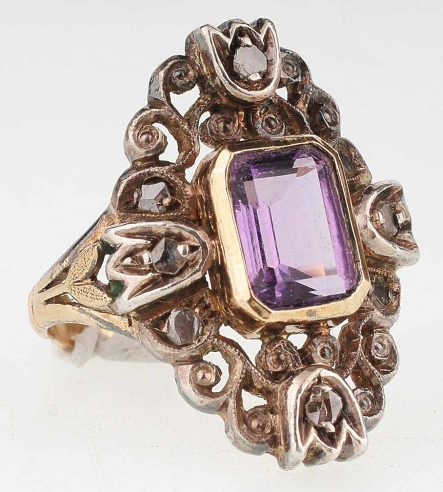 Amethyst-Diamant-Ring 585er GG/WG. Zierliche, reliefierte, an der Schulter zweigeteilte