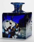 Kleine Vase Farbloses Glas mit blauen Pulvereinschmelzungen. Würfelform mit Trichtermündung. Dekor
