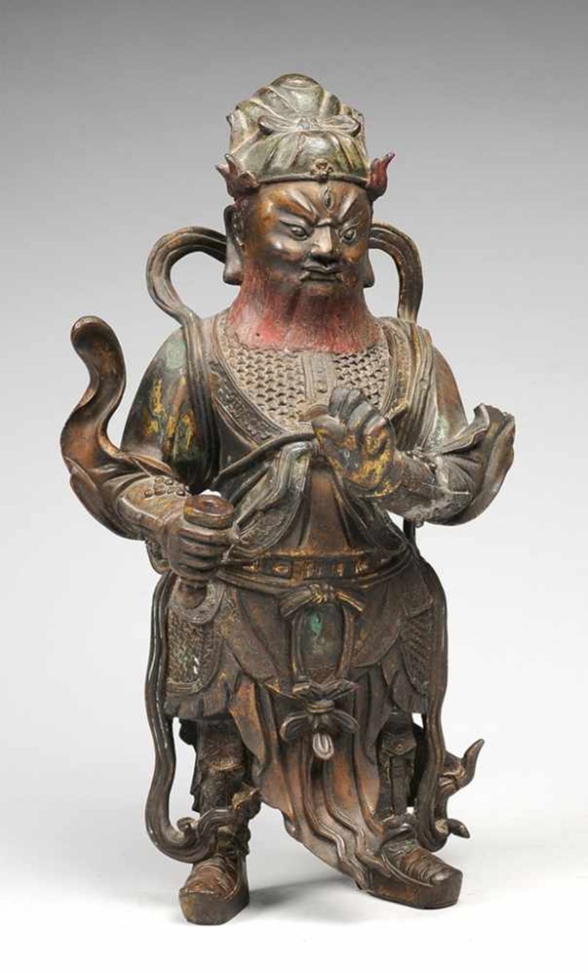 Darstellung einer Wächterfigur, wohl Lokapala Bronze, part. farbig gefasst. Gedrungene männliche