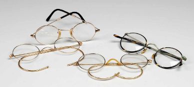 Vier historische Brillen Metall/Kunststoff/Glas, 3 x vergoldet. Versch. Modelle, 1 x ohne