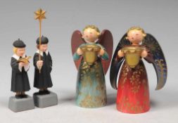 Vier Weihnachtsfiguren Holz, gedrechselt bzw. geschnitzt u. polychrom bemalt. 2 Leuchterengel mit