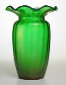 Jugendstil-Vase "Creta" Dunkelgrünes Glas. Rippenoptisch formgeblasen u. frei geformt. Gestreckt