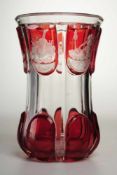 Biedermeier-Freundschaftsglas Farbloses Glas, part. rot gebeizt. Formgeblasen. Geschweifte,