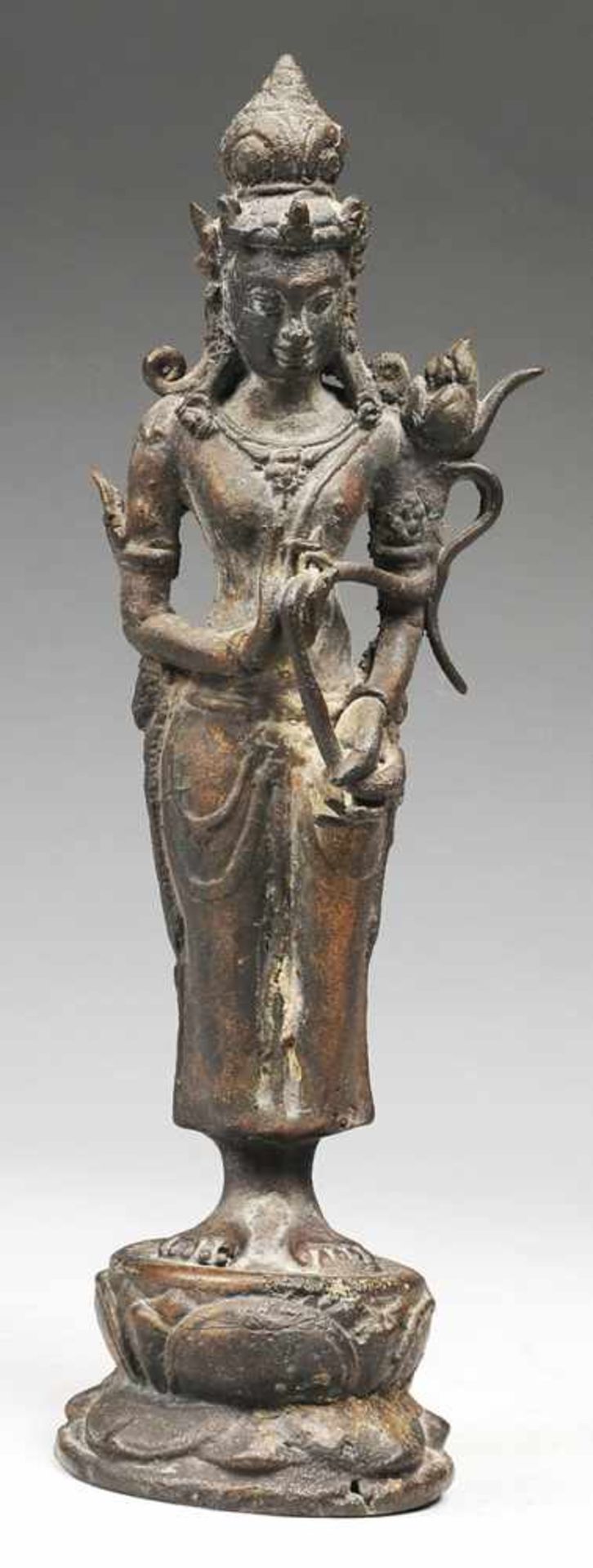 Figur des Bodhisattva Padmapani Bronze, patiniert. Auf Lotossockel stehende Figur des Padmapani,