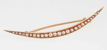 Perlen-Brosche 14 K GG. Sichelförmig, besetzt mit 25 zierlichen Flussperlen, zur Mitte hin l. an