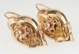 Paar Biedermeier-Ohrringe 585er GG. An hochgeschwungener Klappbrisur gewölbte ovale Form mit