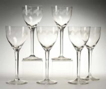 Sechs Jugendstil-Weingläser Farbloses Glas. Formgeblasen. Scheibenfuß, schlanker Schaft. Kuppa mit
