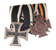 Ordensspange mit zwei Orden Bronze, Eisen. Ehrenkreuz für Kriegsteilnehmer 1914-1918 mit Bandring,