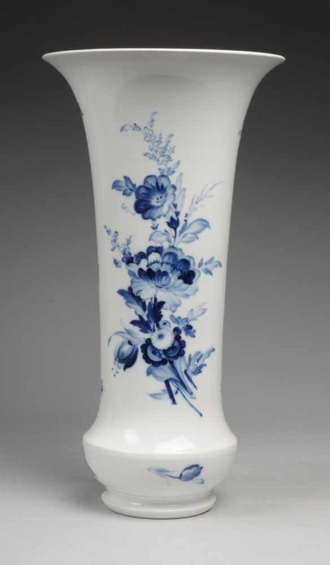 Große Flötenvase "Blaue Blume" Weiß, glasiert. Über durch Kehlung abgesetztem Stand gewölbte Wandung