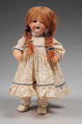 Charakter-Puppenmädchen Modell 3423/0. Kurbelkopf aus Biskuitporzellan mit Perücke, gemalten