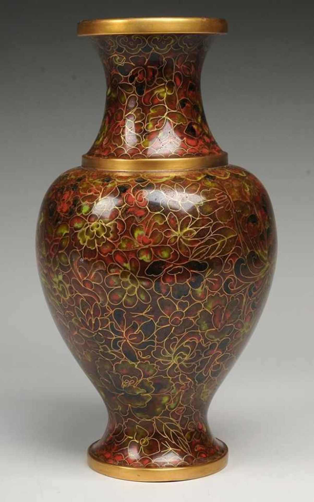 Cloisonné-Vase Messing. Gefußter ovoider Korpus mit eingezogenem Hals u. ausgestellter Mündung. In