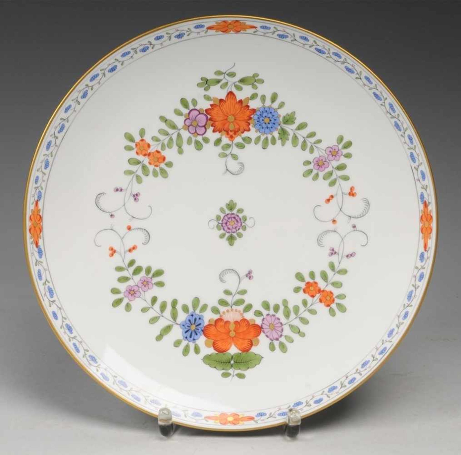 Teller mit indischer Blumenmalerei Weiß, glasiert. Glattrandig. Polychrome, golden schattierte