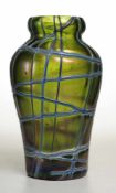 Kleine Jugendstil-Vase Grünes Glas. Formgeblasen. Gestreckter, an der Schulter l. bauchiger