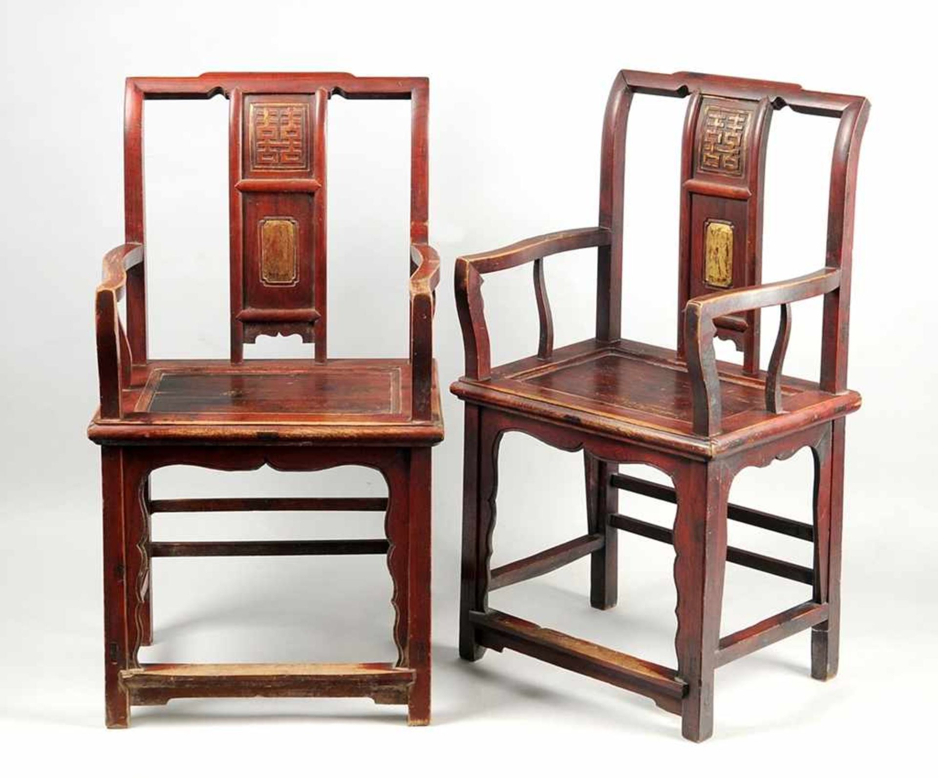 Paar Stühle Holz, rot lackiert, part. gold gefasst. Über Vierkantbeinen mit geschweiften
