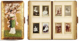 Jugendstil-Fotoalbum mit historischen Porträtaufnahmen Vergoldeter Ledereinband mit ornamentaler