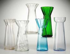 Konvolut Hyazinthengläser Farbloses, hellblaues u. grünes Glas. Formgeblasen bzw. gepresst.