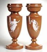 Vasenpaar mit Schneeballmalerei Braunes, opakes Glas. Formgeblasen. Über rundem Stand u. Nodus