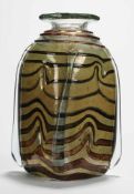 Kleine Vase Farbloses Glas, formgeblasen. Vierkantiger Korpus mit weit ausgestellter Mündung. An den