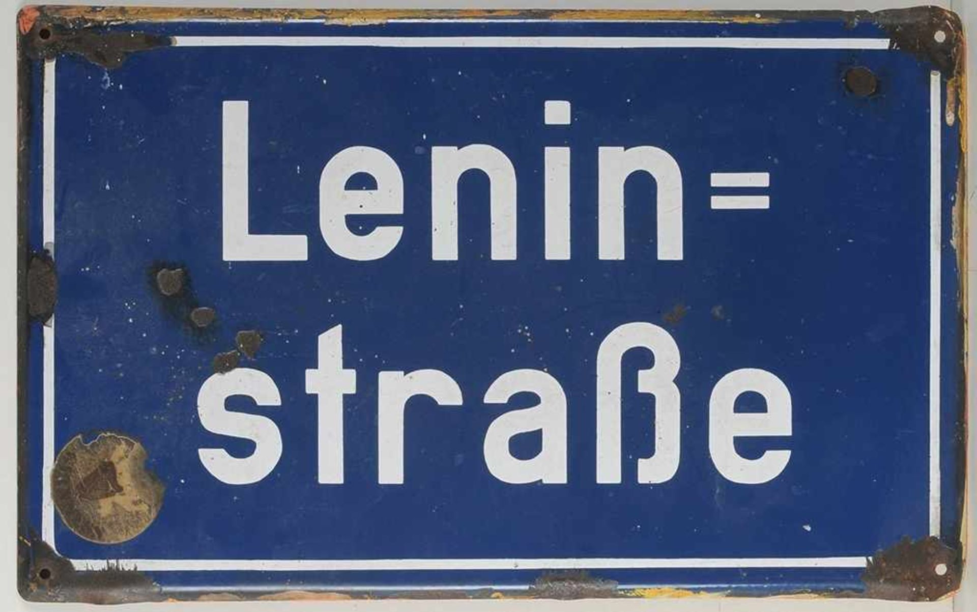 Straßenschild Metall, emailliert. Querrechteckig mit Aufschrift "Lenin=straße". 4 Orig.-Bohrungen.