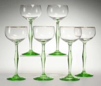 Sechs Jugendstil-Weingläser Farbloses u. grünes Glas. Formgeblasen. Scheibenfuß, Entasisschaft,