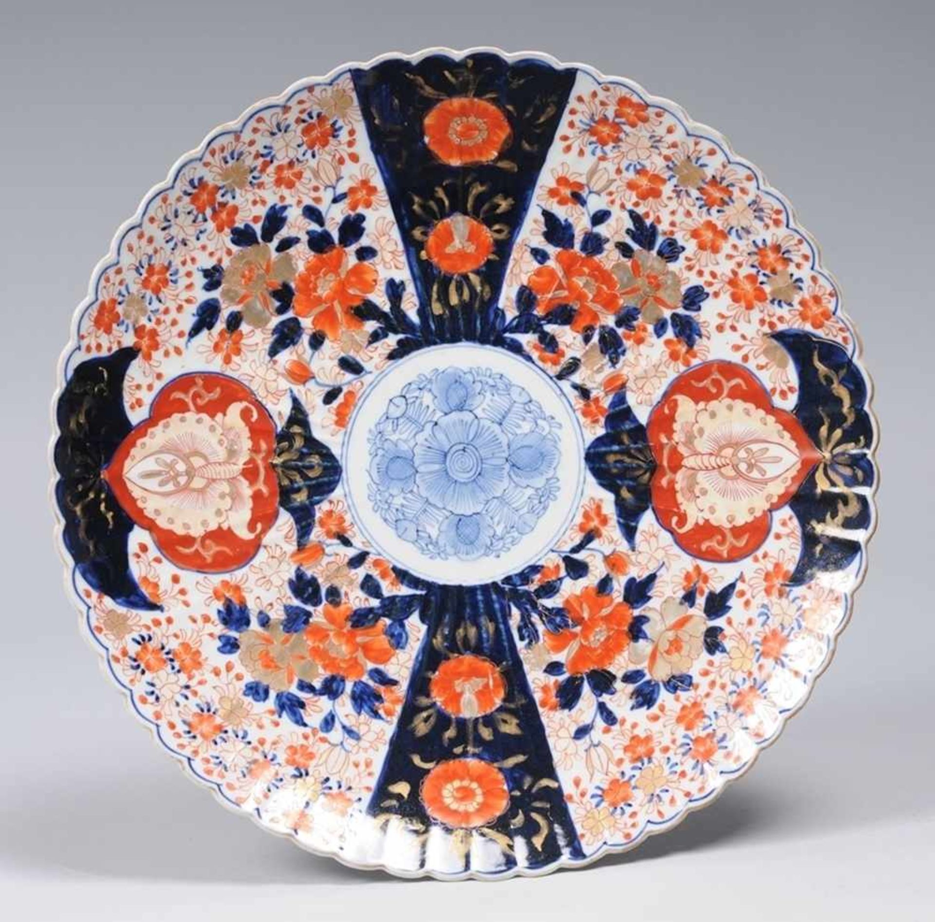 Großer Imari-Teller Porzellan. Gerippte Fahne mit gebogtem Rand. Kobaltblaue, eisenrote u. goldene