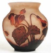 Vase mit Alpenveilchen Farbloses Glas, rosa-, orangefarben u. braun überfangen. Auf rundem Stand