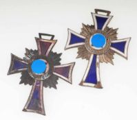Zwei Mutterkreuze Bronze, versilbert u. emailliert. Ehrenkreuz der deutschen Mutter, 2. Stufe.