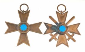 Zwei Verdienstkreuze aus dem 2. Weltkrieg Metall. Kriegsverdienstkreuz 2. Klasse, 1 x mit