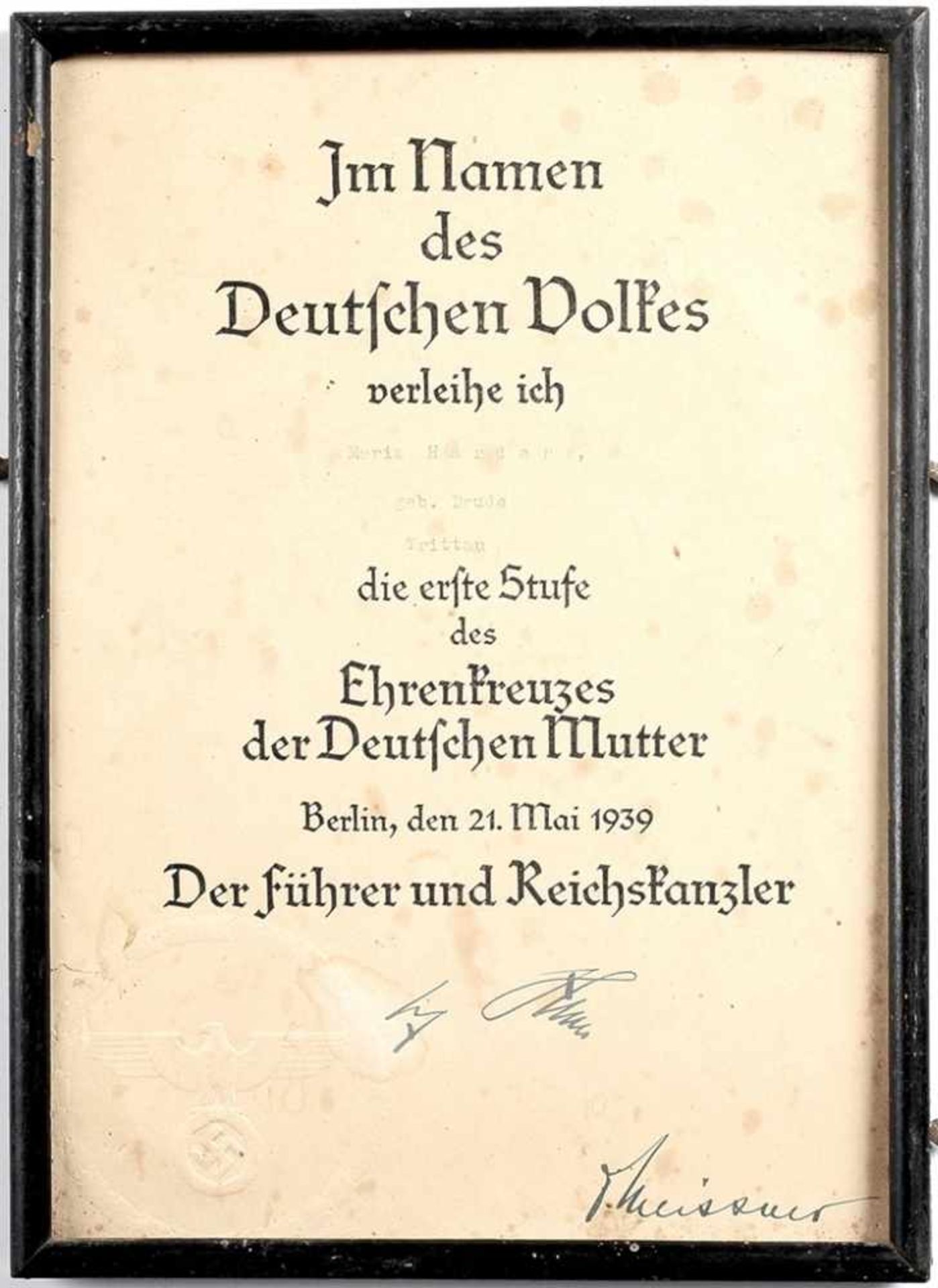 Urkunde zur Verleihung des Mutterkreuzes Auf den 21. Mai 1939 datierte Urkunde zur Verleihung der