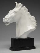 Pferdebüste "Maestoso" Weiß, glasiert. Auf trapezförmigem Holzsockel montierte Büste eines