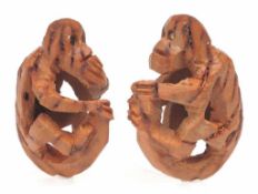 Paar Miniaturfiguren Holz. Aus Kernen geschnitzte, durchbrochen gearbeitete Affenfiguren mit
