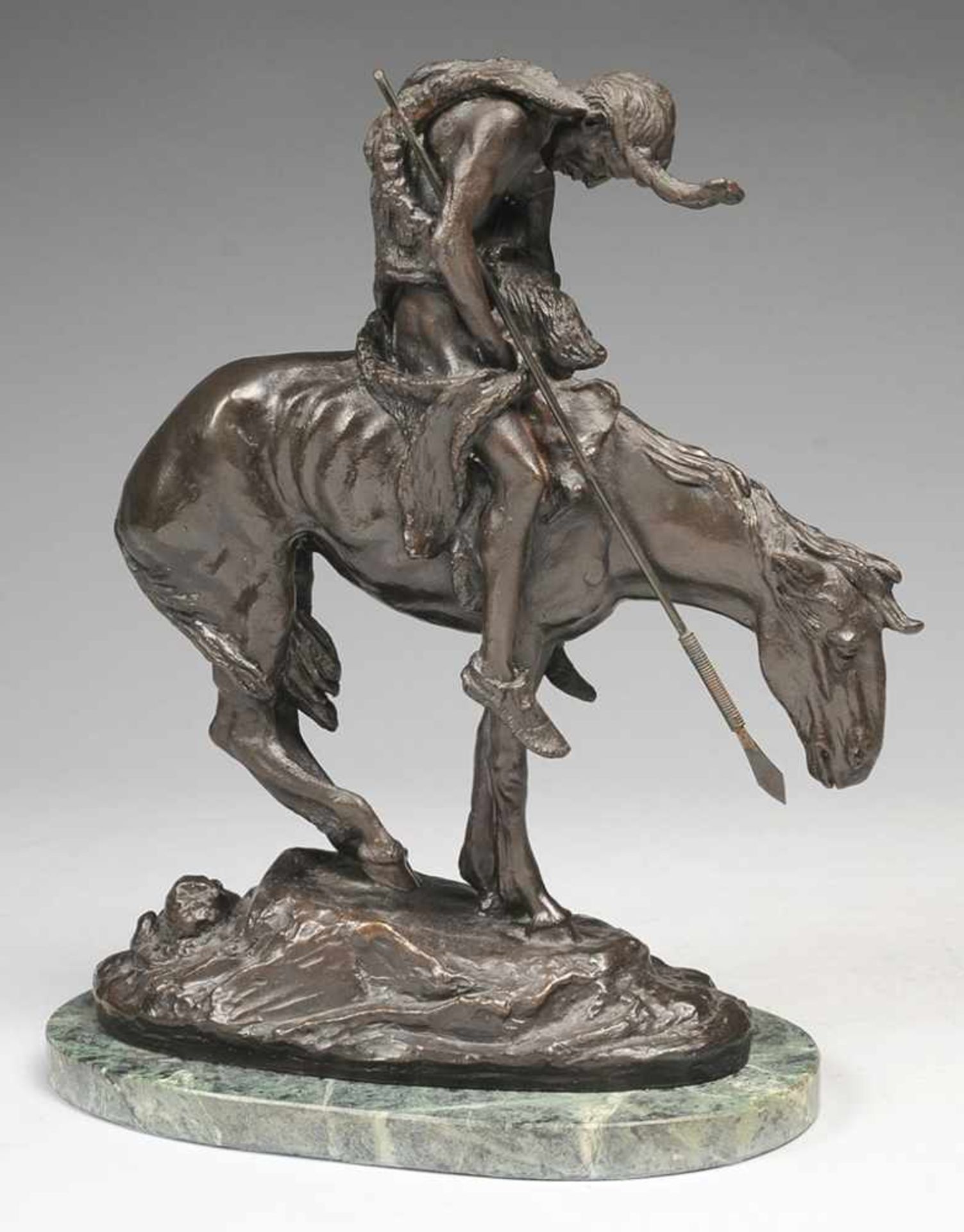 Fraser, James Earle (1876 Winona - 1953 Westport) Bronze, patiniert. "End of the Trail". Über ovalem