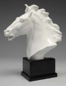 Pferdebüste "Maestoso" Weiß, glasiert. Auf trapezförmigem Holzsockel montierte Büste eines