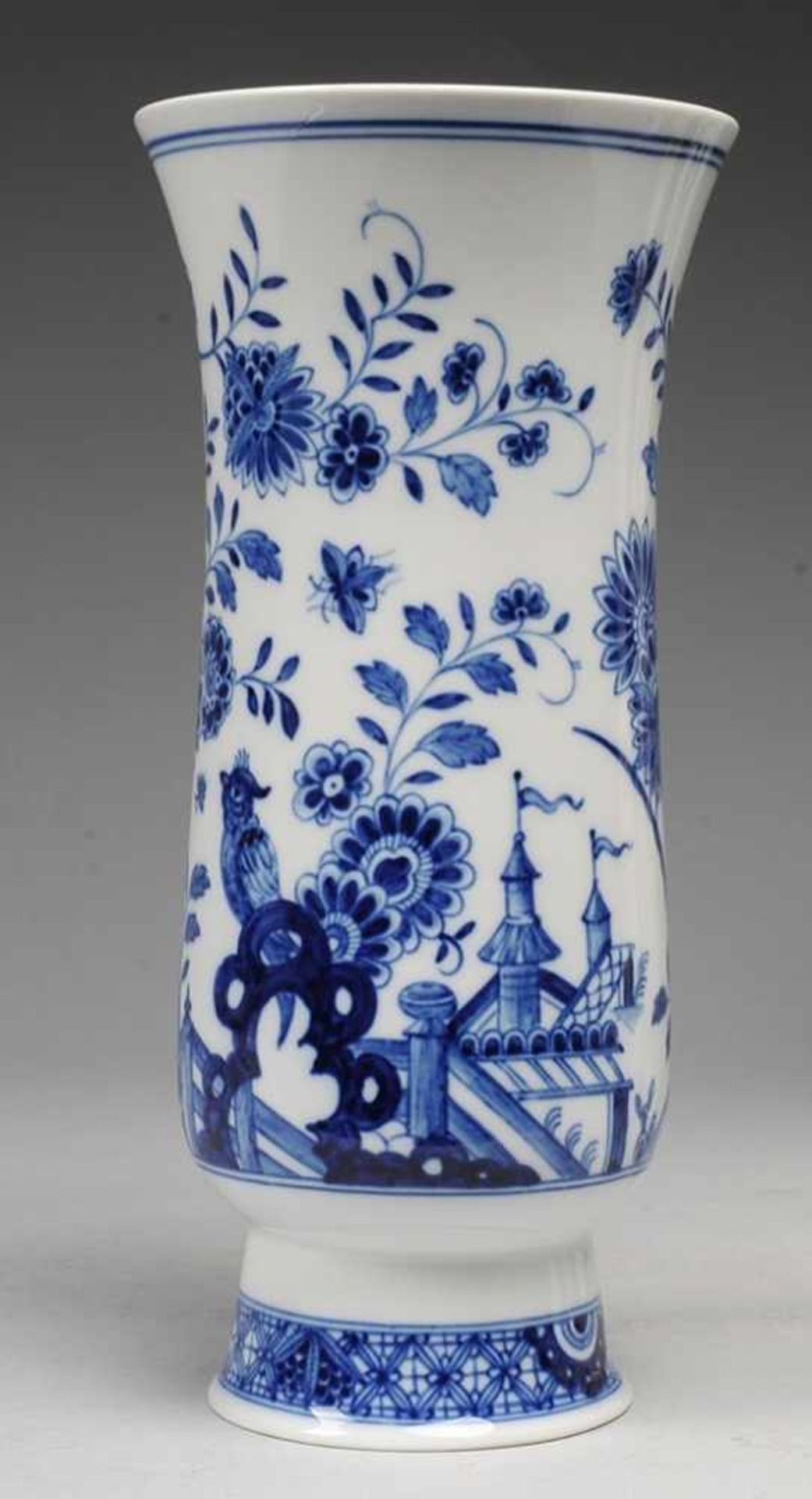 Vase mit Blaumalerei Weiß, glasiert. Über ausgestelltem Stand gewölbte l. konische Form mit