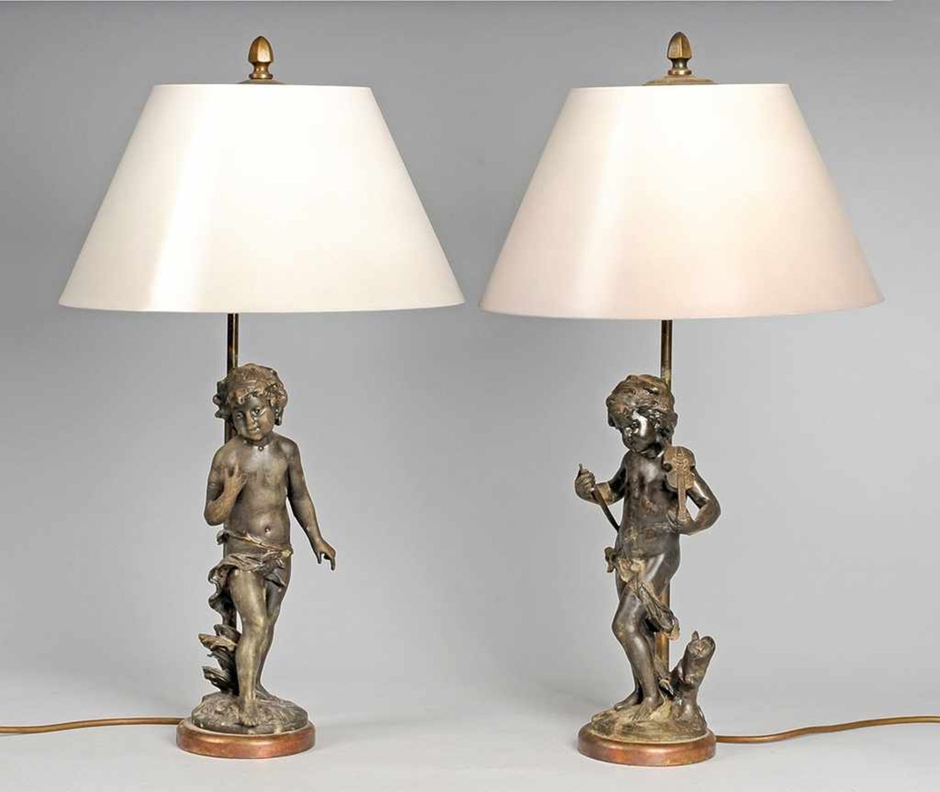 Paar figürliche Tischlampen 2-flg. Bronze, Messing. Auf rundem Natursockel stehende vollplastische