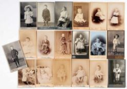 Konvolut Carte de Visite 19 St. Versch. auf Karton aufgezogene historische Kinderporträtaufnahmen,