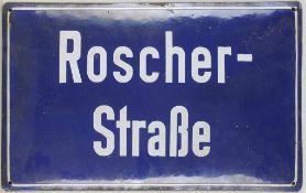 Straßenschild Metall, emailliert. L. gewölbte, querrechteckige Form mit Aufschrift "Roscher-Straße".