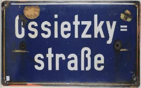 Straßenschild Metall, emailliert. Querrechteckig mit Aufschrift "Ossietzky=straße". 4 Orig.-