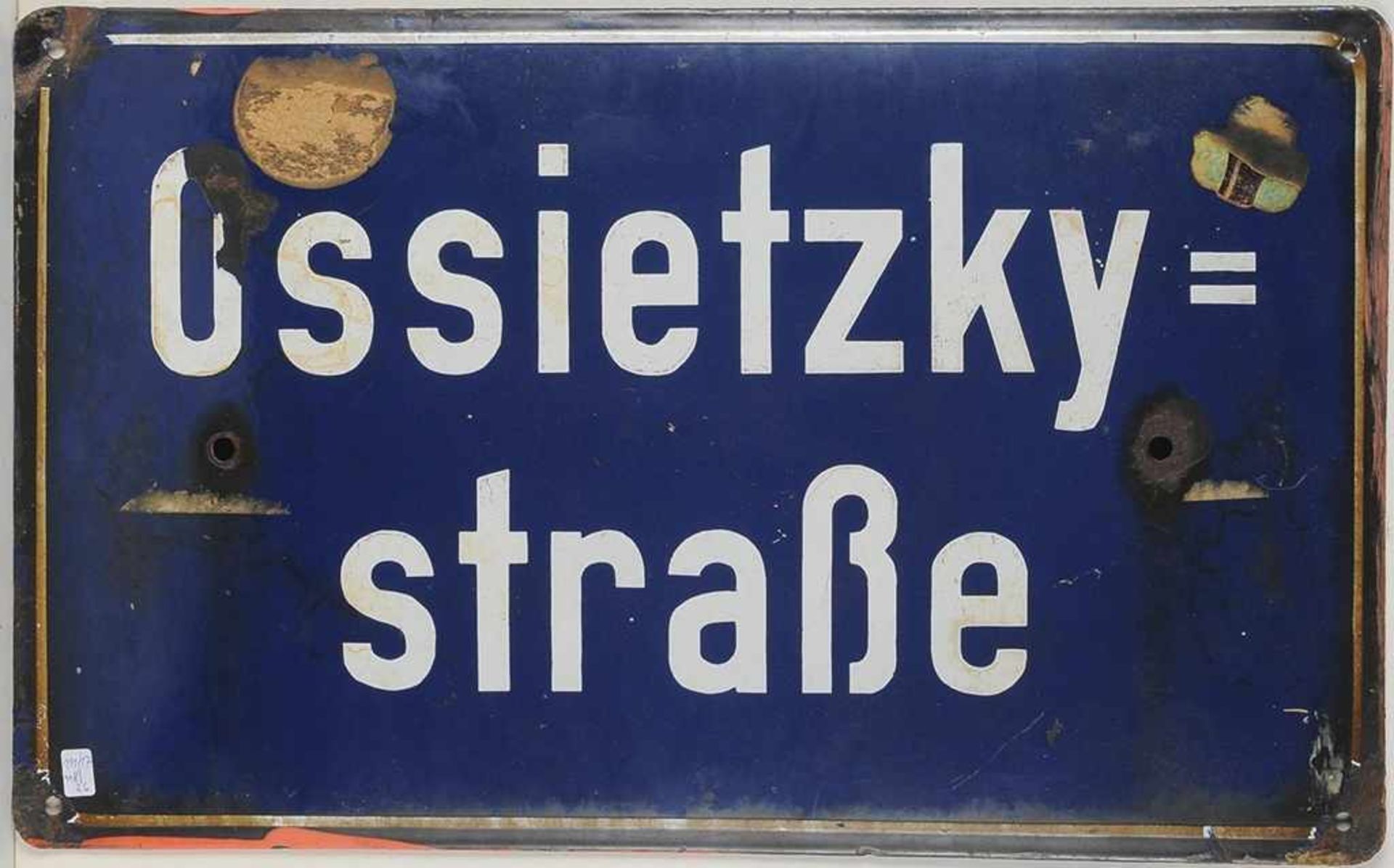 Straßenschild Metall, emailliert. Querrechteckig mit Aufschrift "Ossietzky=straße". 4 Orig.-