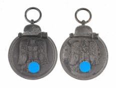 Zwei Kriegsmedaillen Zinn. Medaillen zur Winterschlacht im Osten 1941/42. Gestiftet durch Adolf