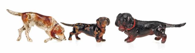 Drei Miniaturfiguren Bronze, polychrom bemalt. Sogen. Wiener Bronzen. Versch. Hundefiguren.