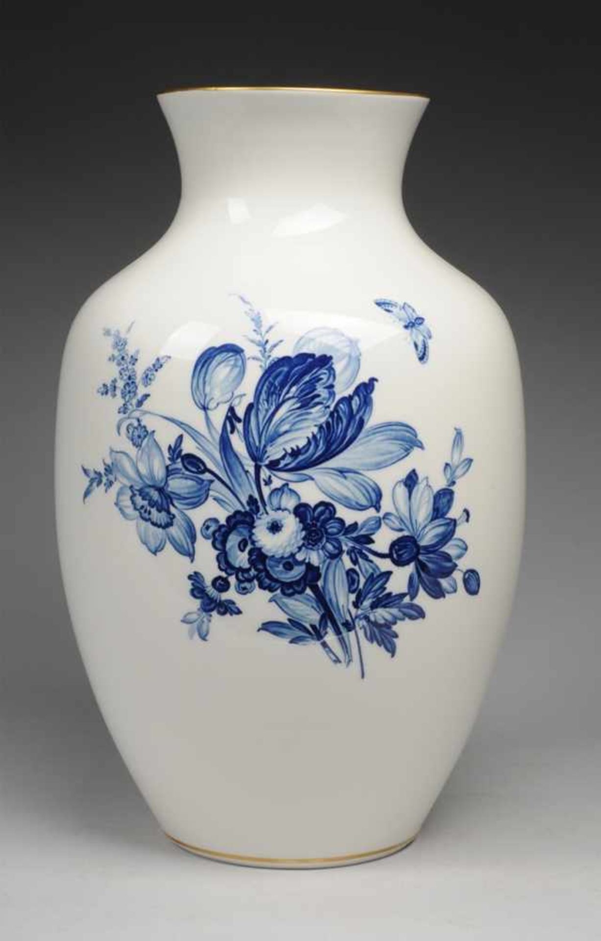 Große Vase "Blaue Blume" Weiß, glasiert. Ovoider Korpus mit eingezogenem Hals u. ausgestellter