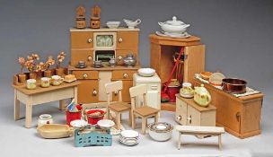 Puppenküche mit umfangreichem Zubehör Versch. Materialien. Versch. Küchenmöbel, Kühlschrank,