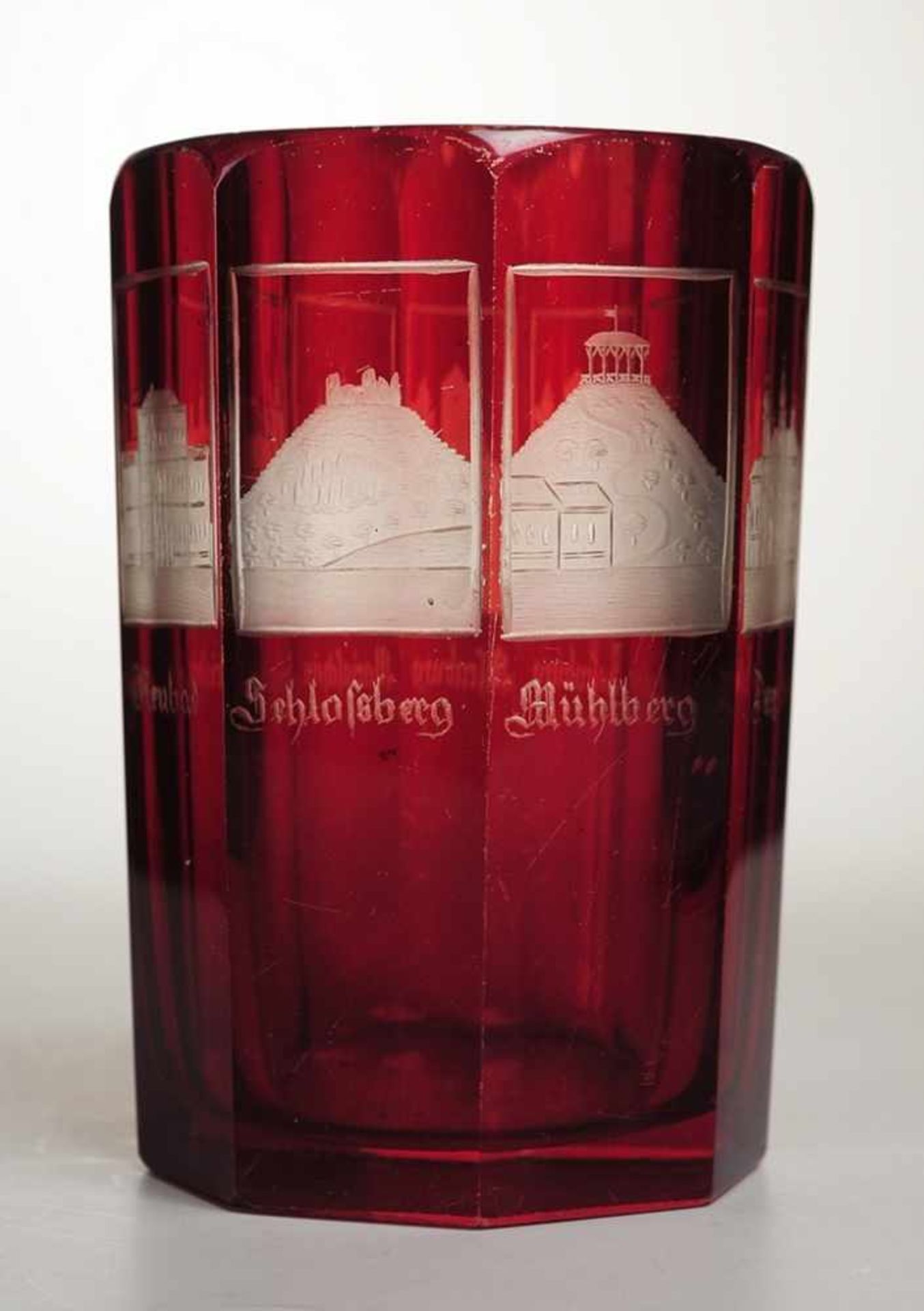 Biedermeier-Ansichtenglas "Teplitz" Farbloses Glas, rot gebeizt. Formgeblasen. Gerade, achtfach