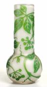 Kleine Vase mit Wildem Wein Farbloses Glas, innen weiß, außen grün überfangen. Tiefliegender