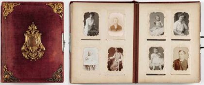 Jugendstil-Fotoalbum mit historischen Porträtaufnahmen Roter Samteinband mit ornamentalen